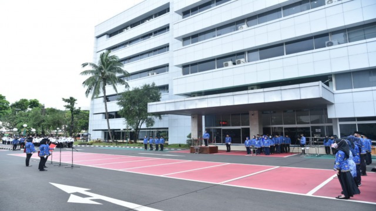 Sekretariat Jenderal DPR, DPD, dan MPR RI memperingati Hari Ibu yang jatuh pada setiap tanggal 22 Desember dengan menggelar upacara bendera di Komplek Gedung Parlemen, Senayan, Jakarta, Kamis (22/12/2022). Foto: Oji/Man