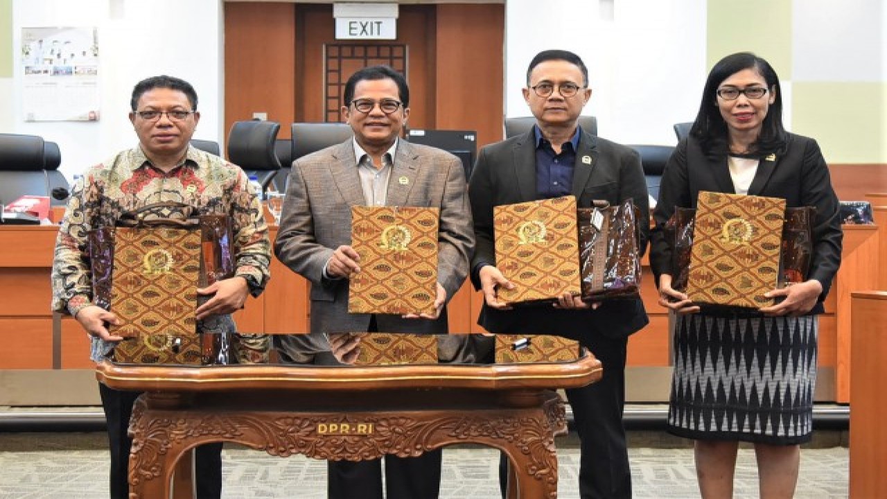 Sekretaris Jenderal DPR RI Inda Iskandar (dua dari kiri) foto bersama usai agenda penyerahan DIPA dan penandatangan Perjanjian Kinerja TA 2023 di Gedung DPR RI, Senayan, Jakarta, Jumat (11/12/2020). Foto: Arief/Man