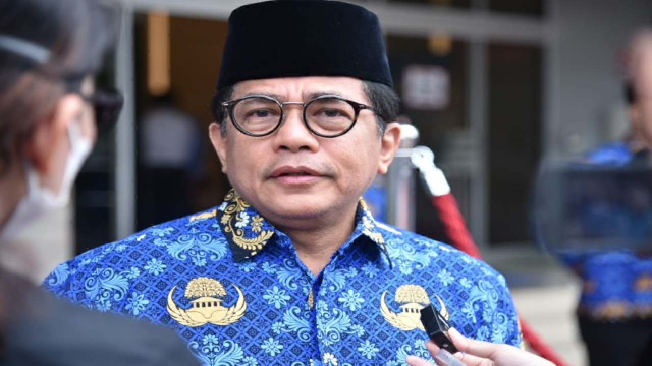 Sekretaris Jenderal DPR RI, Indra Iskandar usai menghadiri Upacara Peringatan Hari Ibu di Komplek Gedung Parlemen, Senayan, Jakarta, Kamis (22/12/2022). Foto: Oji/Man