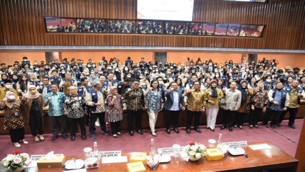 Sekretaris Jenderal (Sekjen) DPR RI Indra Iskandar foto bersama usai menutup Program 'Magang di Rumah Rakyat', di Ruang KK II, Gedung Nusantara, Jumat (23/12/2022). (Arief/Man)