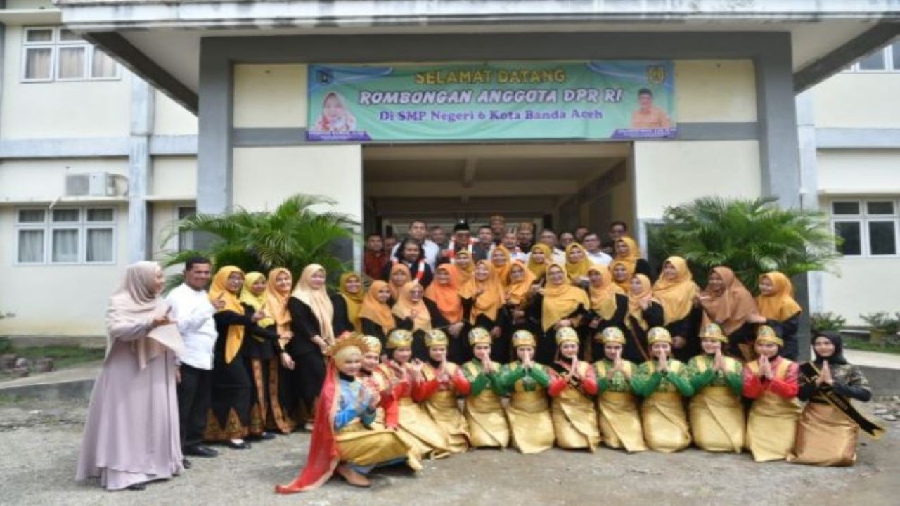 Anggota Komisi X DPR RI Sodik Mudjahid dalam foto bersama usai Kunjungan Kerja (Kunker) Reses Komisi X DPR RI ke Provinsi Aceh, Jumat (16/12/2022). (Oji/nr)