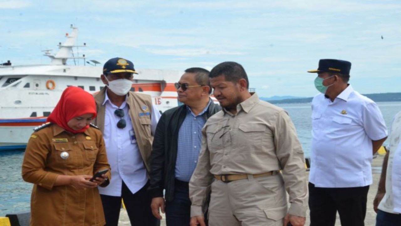 Tim Kunker Reses Komisi V DPR RI saat meninjau meninjau Pelabuhan Tulehu dalam rangkaian Kunjungan Kerja Reses Komisi V DPR RI. (Bunga/nr)