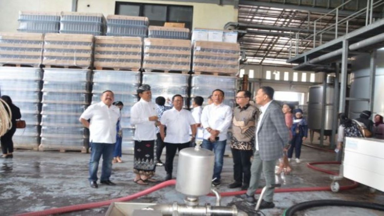 Tim Kunjungan Kerja Spesifik Komisi VII DPR RI dipimpin oleh Ketua Komisi VII DPR RI Sugeng Suparwoto saat mengunjungi salah satu pabrik wine Sababay Winery, Bali, Kamis (1/12/2022). (Puntho/mr)