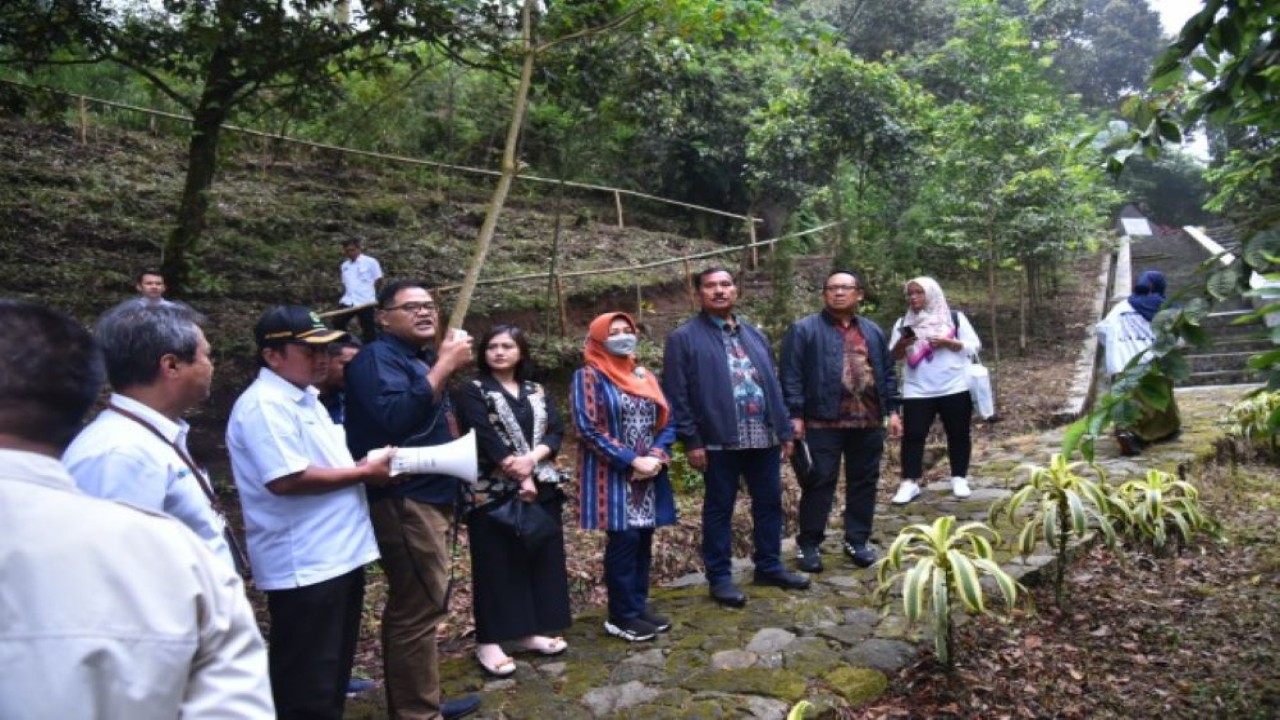 Anggota Komisi IV DPR RI Teti Rohatiningsih saat mengikuti Kunjungan Kerja Spesifik (Kunspik) Komisi IV DPR RI ke kawasan wisata Sakura Hills, Karanganyar, Jawa Tengah. (Kresno/nr)