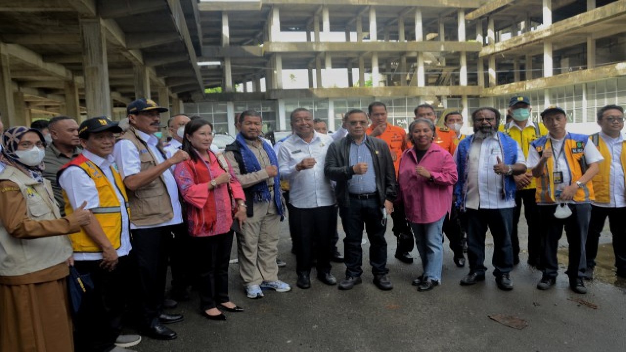 Tim Kunjungan Kerja (Kunker) Reses Komisi V DPR RI saat foto bersama usai meninjau pembangunan terminal transit di Dessa Passo ke Desa Passo, Ambon, Maluku. Foto: Bunga/nr