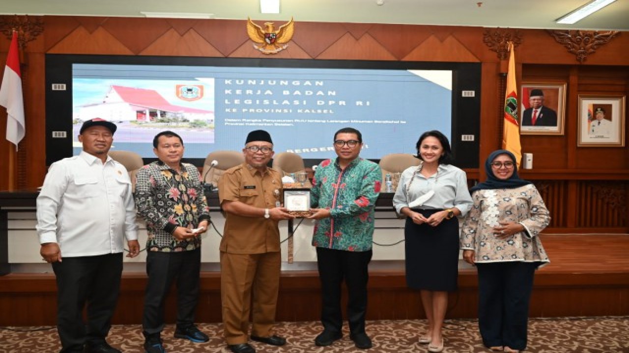 Wakil Ketua Badan Legislasi DPR RI Achmad Baidowi saat bertukar cenderamata usai memimpin Kunjungan Kerja Baleg DPR RI di Banjar Baru. Foto: Jiwa/nr