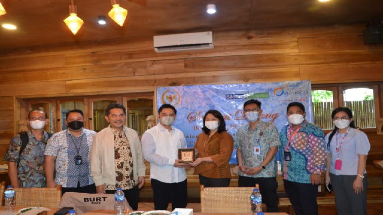 Wakil Ketua BURT DPR RI Achmad Dimyati Natakusumah dalam foto bersama usai kunjungan kerja BURT di Rumah Sakit Siloam, Manado. Foto: Bunga/nr