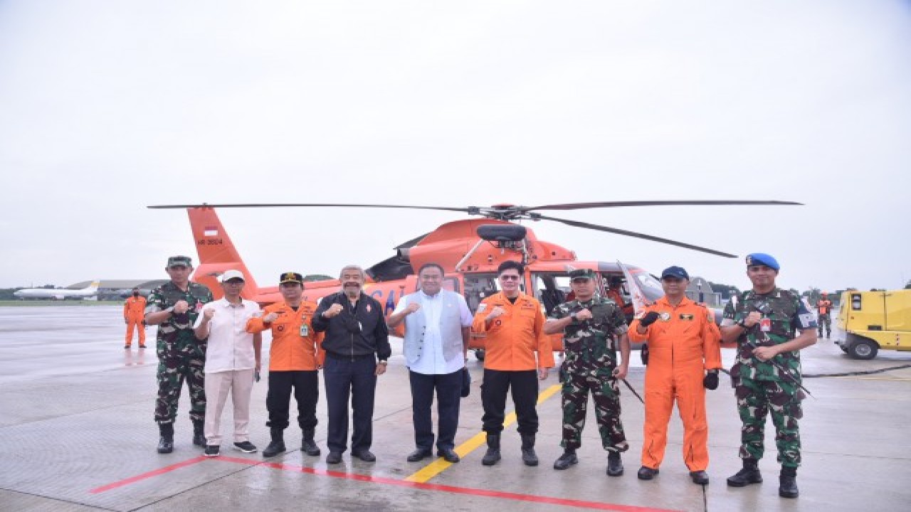 Wakil Ketua DPR RI Rachmat Gobel bersama Badan SAR Nasional (Basarnas) melakukan pemantauan via udara tentang kondisi cuaca dan situasi lalu lintas di Jakarta dan Banten Jumat, (30/12/2022). Foto: Azka/Man