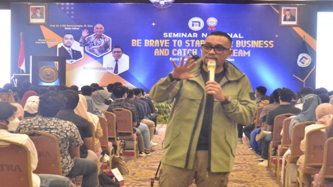 Wakil Ketua Komisi III DPR Ahmad Sahroni saat menjadi pembicara di depan mahasiswa Udinus Semarang, Senin. (ANTARA/ HO-Udinus Semarang)