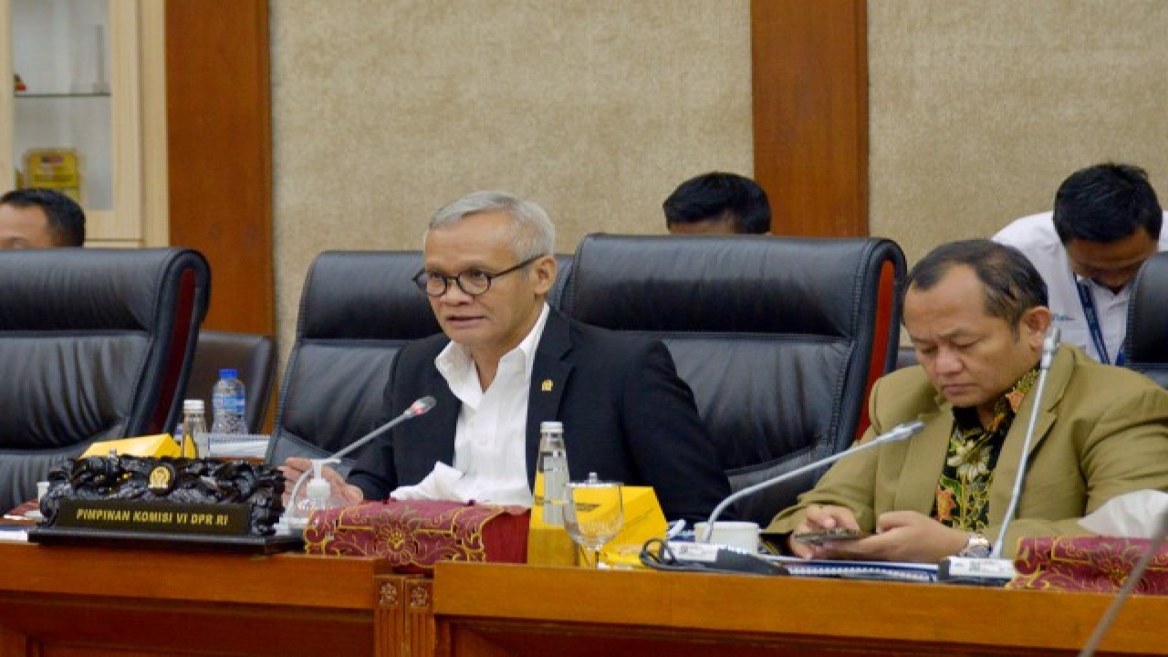 Wakil Ketua Komisi VI DPR RI Aria Bima saat memimpin RDPU dengan BUMN Transportasi di Gedung DPR RI, Senayan, Jakarta, Rabu (14/12/2022). Foto: Vidhy/Man