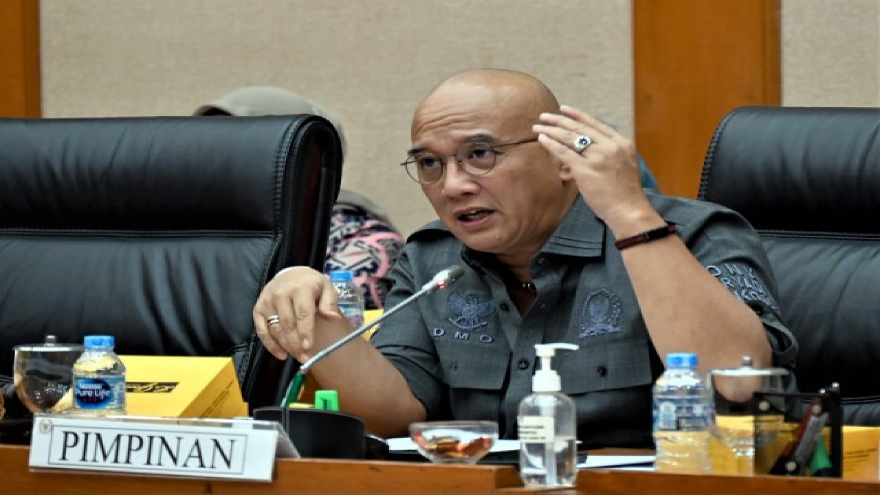 Wakil Ketua Komisi VII DPR RI Dony Maryadi Oekon saat memimpin Rapat Dengar Pendapat (RDP) Komisi VII DPR RI dengang Direktur Jenderal Migas Kementerian Energi dan Sumber Daya Mineral (ESDM) Tutuka Ariadji beserta jajaran, di Gedung Nusantara I, Senayan, Jakarta, Selasa (13/12/2022). Foto: Tari/Man
