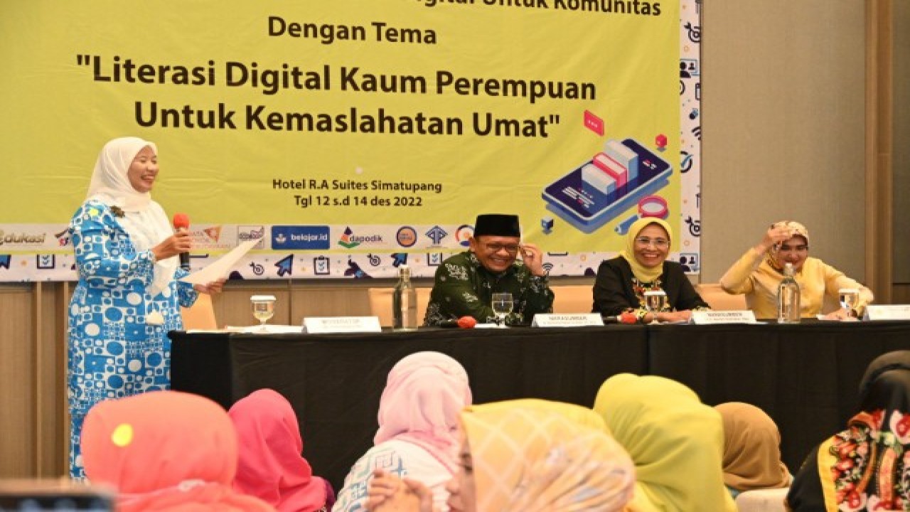Wakil Ketua Komisi X DPR Hetifah Sjaifudian saat menjadi pembicara di acara Workshop Peningkatan Literasi Digital Untuk Komunitas di RA Suites Simatupang, Jakarta. Foto: Ria/nr