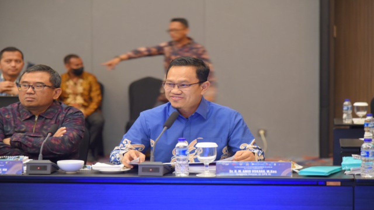 Wakil Ketua Komisi XI DPR RI Amir Uskara saat memimpin pertemuan pada Kunker Reses Komisi XI di Sorong, Papua Barat Daya, Senin (19/12/2022). Foto: Shane/Man