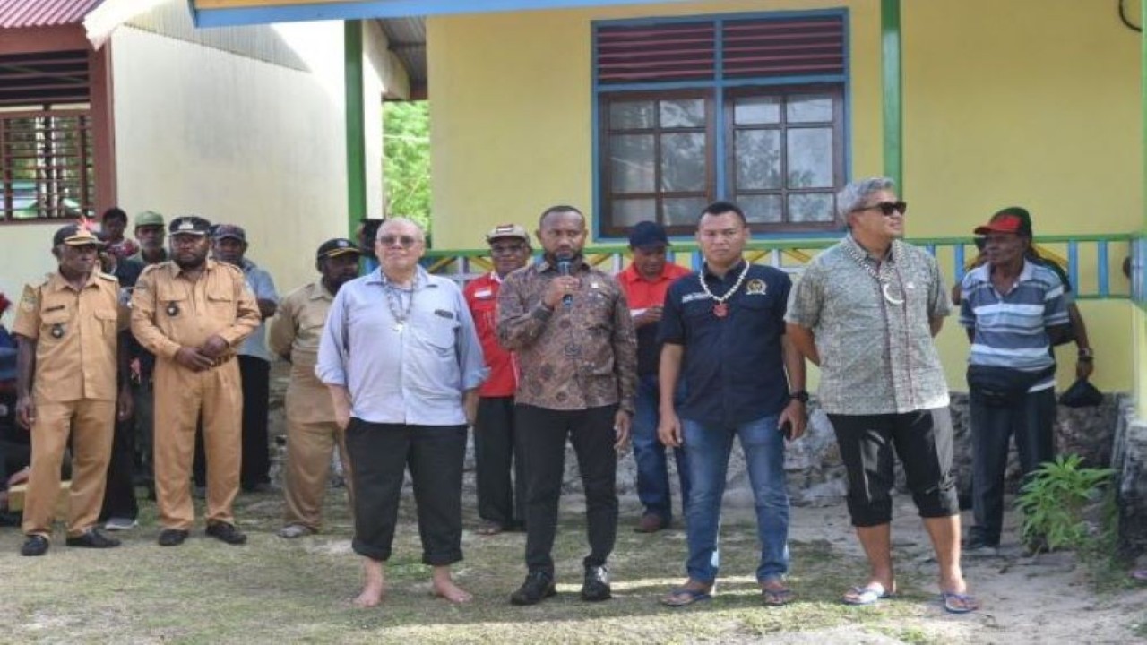 Anggota Komisi I DPR Yan Permenas Mandenas saat memimpin Tim Kunker Komisi I DPR mengunjungi Pulau Owi, Kabupaten Biak Numfor, Papua. (Jaka/rni)