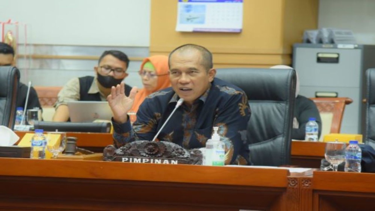 Wakil Ketua Komisi I DPR RI Abdul Kharis Almasyhari saat melakukan rapat internal dalam rangka pengambilan keputusan terhadap Calon Anggota Komisi Penyiaran Indonesia (KPI) Pusat Periode 2022-2025. (Runi/rni)