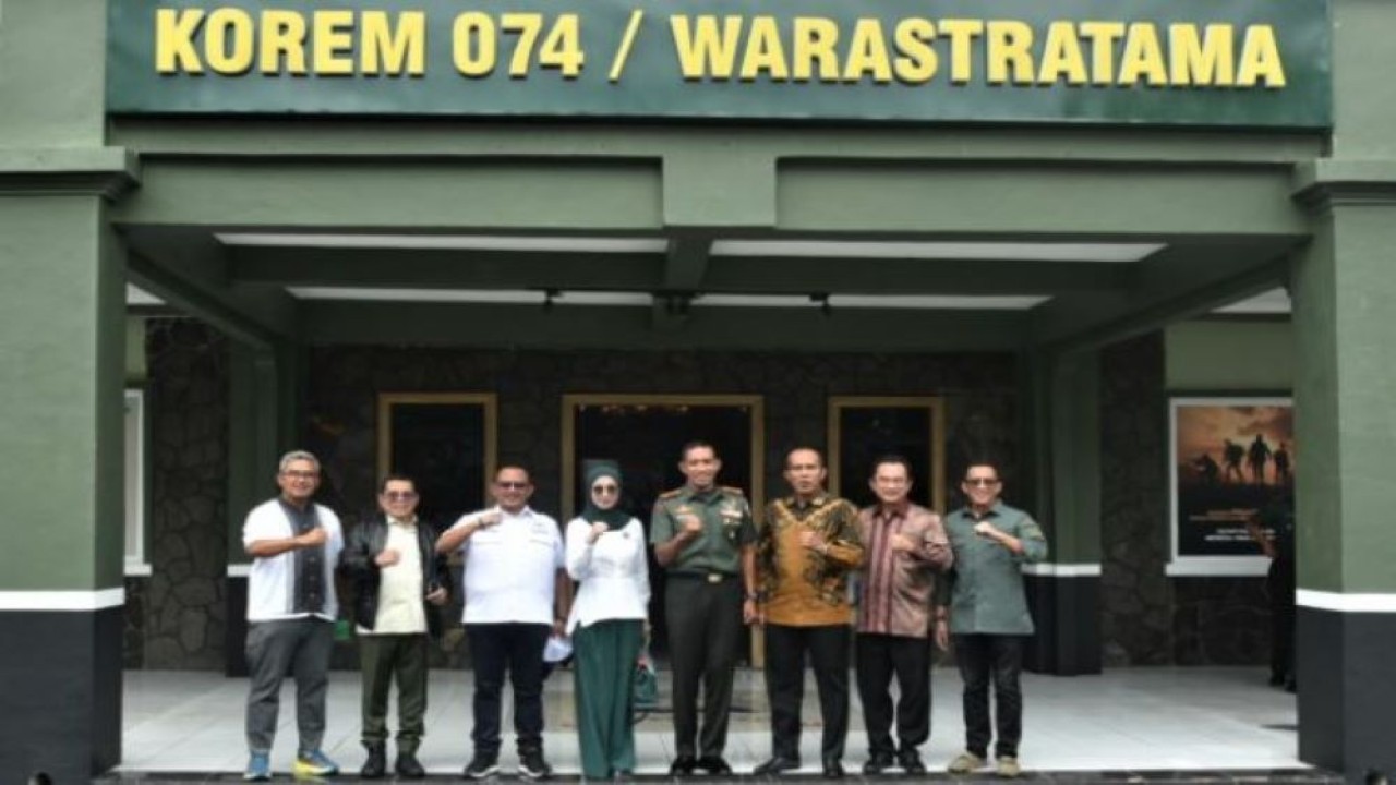 Wakil Ketua Komisi I DPR RI Abdul Kharis Almasyhari foto bersama usai pertemuan dengan jajaran Korem 074/Warastratama Surakarta Provinsi Jawa Tengah, Kamis (26/1/2023). (Oji/Man)