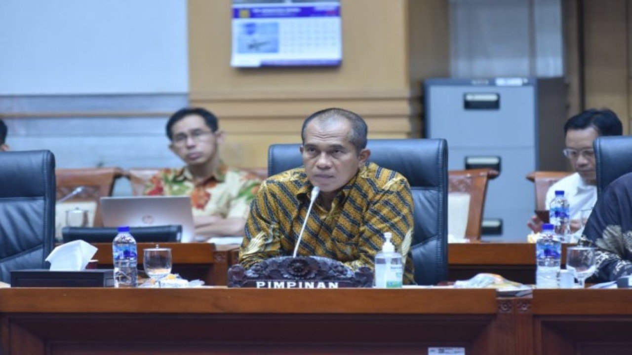Wakil Ketua Komisi I DPR RI Abdul Kharis Almasyhari saat membacakan kesimpulan rapat Komisi I DPR RI di Senayan, Jakarta, Selasa (31/1/2023). (Jaka/Man)