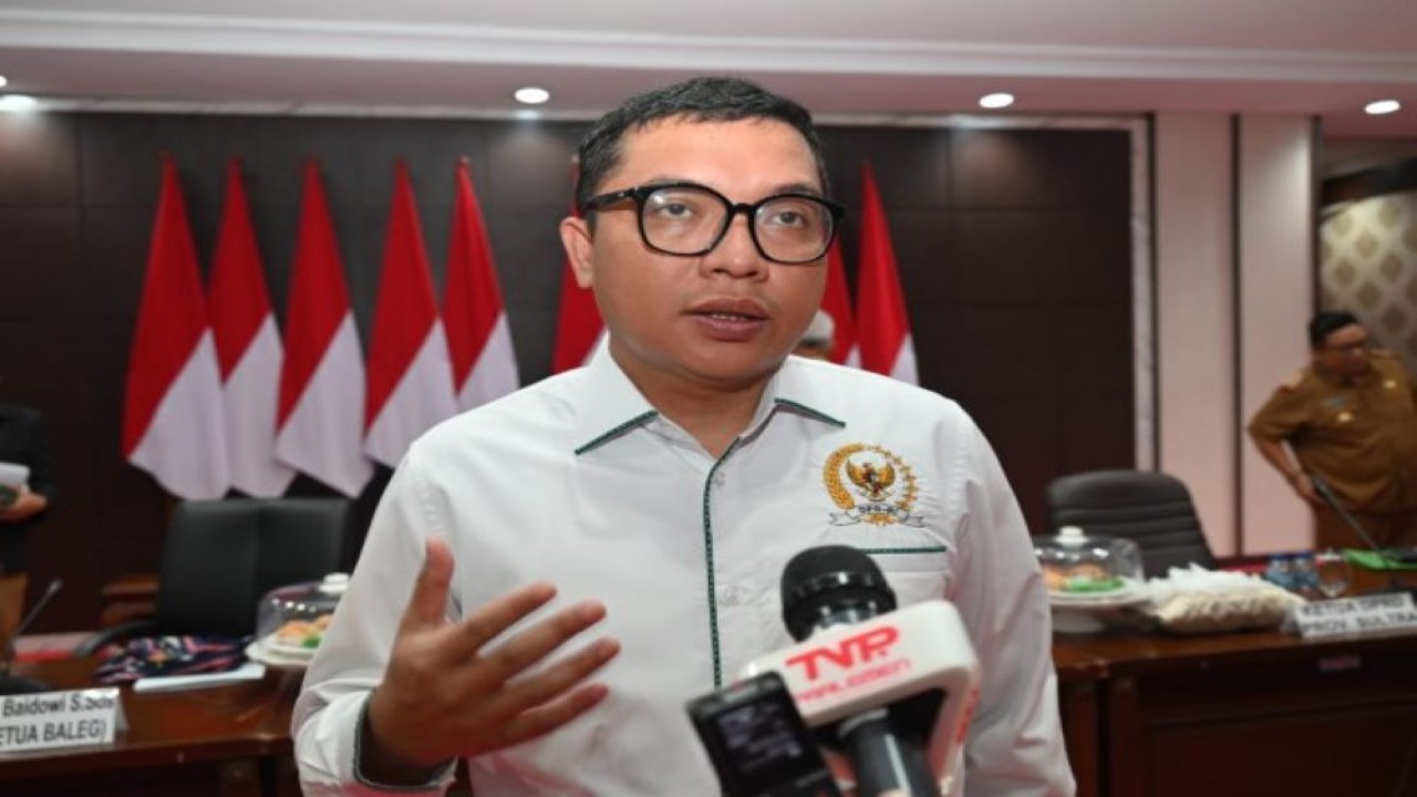 Wakil Ketua Baleg DPR RI Achmad Baidowi saat diwawancarai usai sosialisasi Prolegnas di Kantor Gubernur Sulawesi Tenggara di Kendari, Senin (16/1/2023). (Husen/nr)