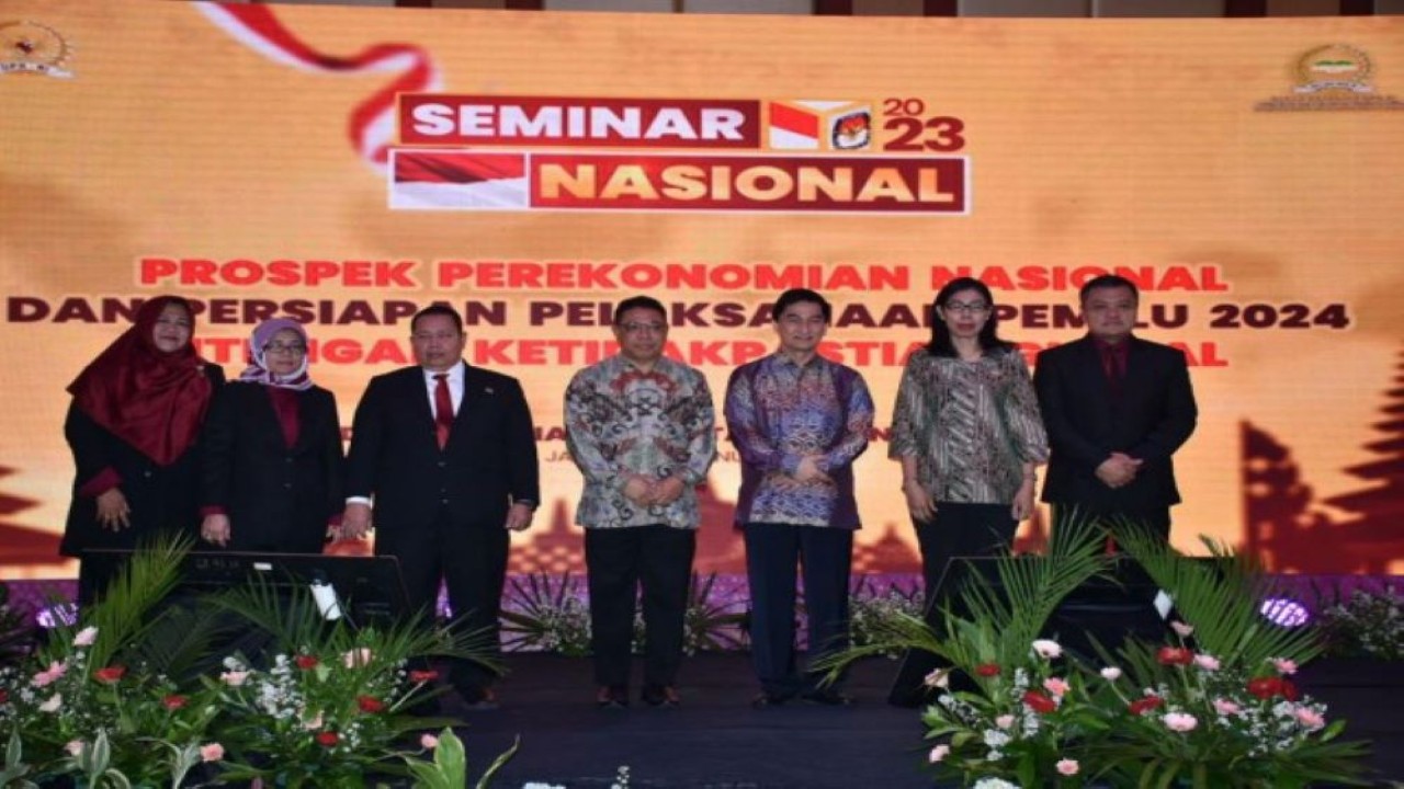 Wakil Ketua Badan Urusan Rumah Tangga (BURT) DPR RI Achmad Dimyati Natakusumah berfoto bersama usai acara Seminar Nasional Badan Keahlian DPR RI, di Hotel Borobudur. (Taufan/rni)