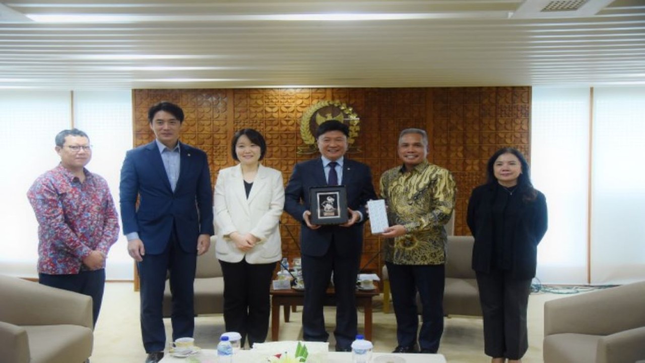 Wakil Ketua BKSAP DPR RI Achmad Hafisz Tohir saat foto bersama usai menerima Delegasi Komisi Transportasi, Infrastruktur dan Agraria Parlemen Korea Selatan di Gedung Nusantara III, DPR RI, Senayan, Jakarta, Selasa (3/1/2023). (Runi/Man)