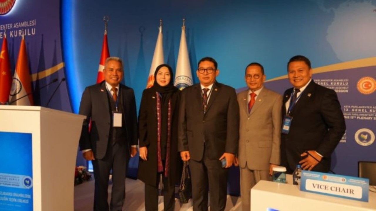 Wakil Ketua BKSAP DPR RI Achmad Hafisz Tohir (kiri) dalam foto bersama usai pertemuan acara Asian Parliamentary Assembly (APA) di Turki. (Ist/nr)