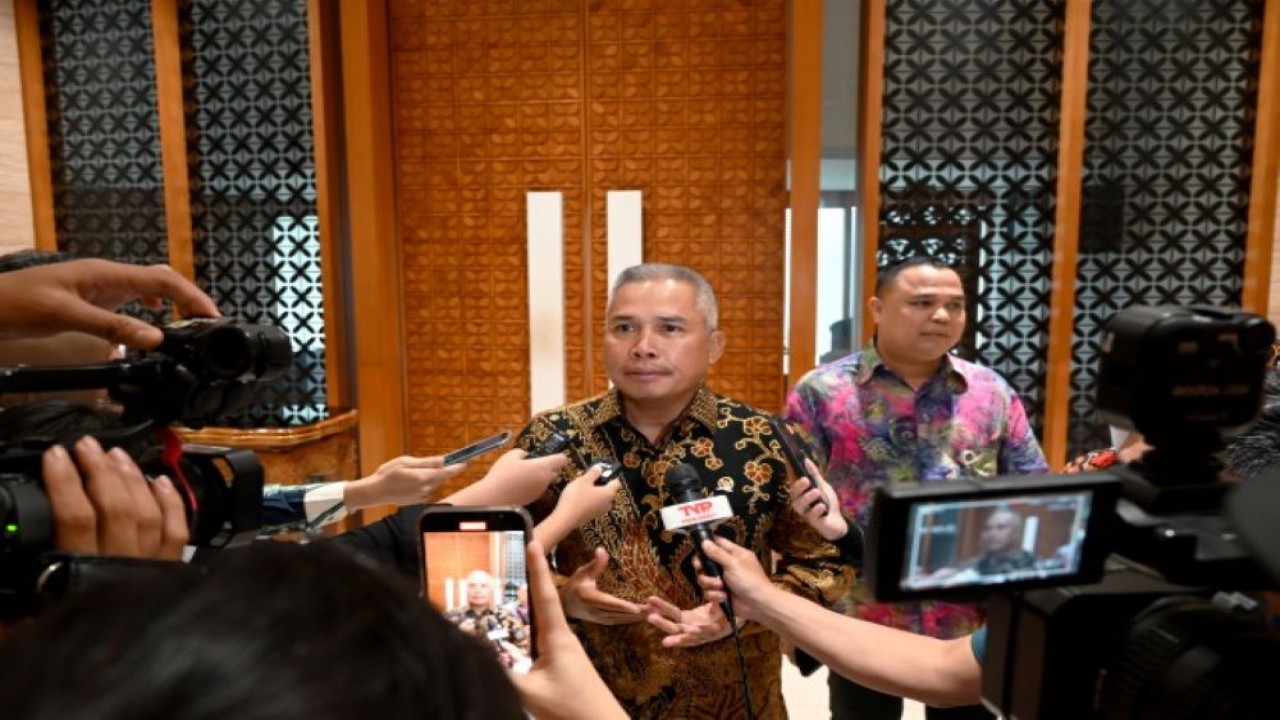 Wakil Ketua BKSAP DPR RI Achmad Hafisz Tohir, memberikan keterangan pers usai menerima delegasi dari akademisi Universitas Ljubljana, Slovenia. (Mentari/rni)