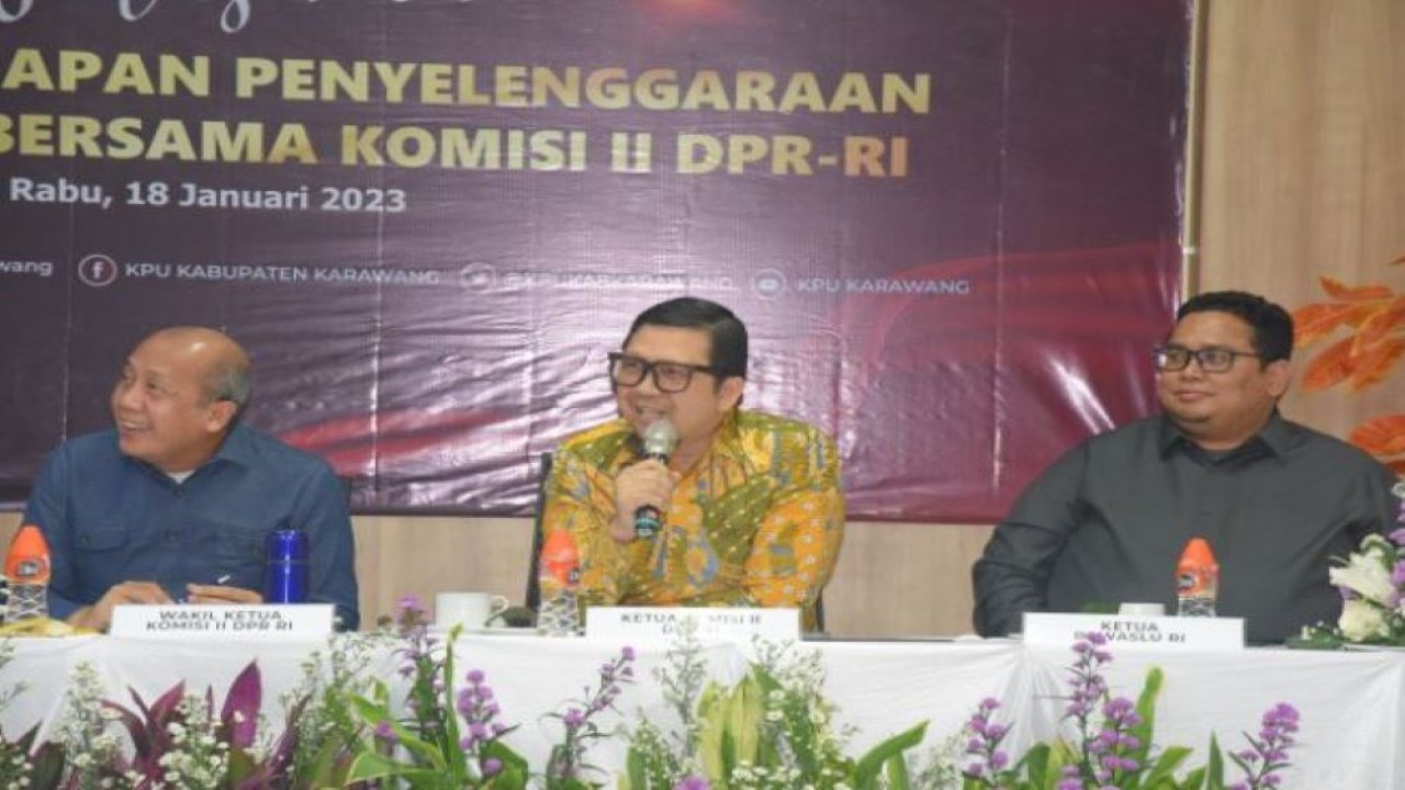 Ketua Komisi II DPR RI Ahmad Doli Kurnia Tanjung (tengah) saat mengikuti pertemuan dalam rangka Kunjungan Kerja Spesifik dengan KPU dan Bawaslu Kabupaten Karawang, Jawa Barat. (Eki/nr)