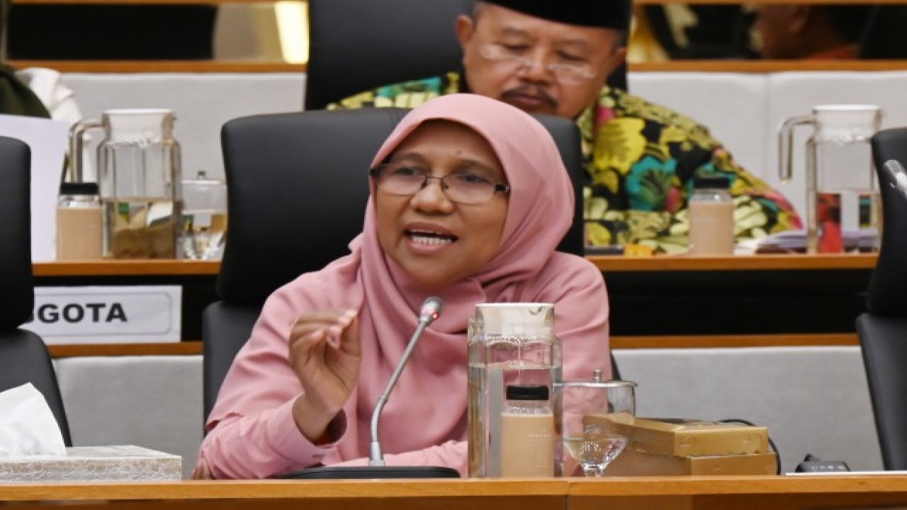 Anggota Komisi IV DPR RI Sa’adiyah Uluputty saat mengikuti Raker dan RDP Komisi IV DPR RI di Gedung Nusantara II, Jakarta, Senin (16/1/2022). Foto: Mentari/nr