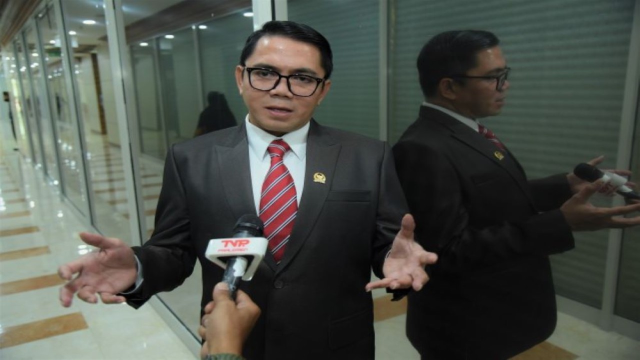 Anggota Komisi III DPR RI Arteria Dahlan saat ditemui di Gedung Nusantara II, Senayan, Jakarta, Selasa (17/1/2023). (Runi/Man)