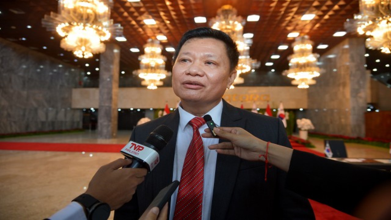 Ketua GKSB DPR RI - Parlemen Korea Selatan Edward Tannur saat diwawancarai Parlementaria di sela-sela Kunjungan Kerja Ketua Majelis Nasional (Parlemen) Republik Korea Kim Jin-Pyo ke DPR RI, Senayan, Jakarta, Kamis (19/1/2022). Foto: Runi/nr