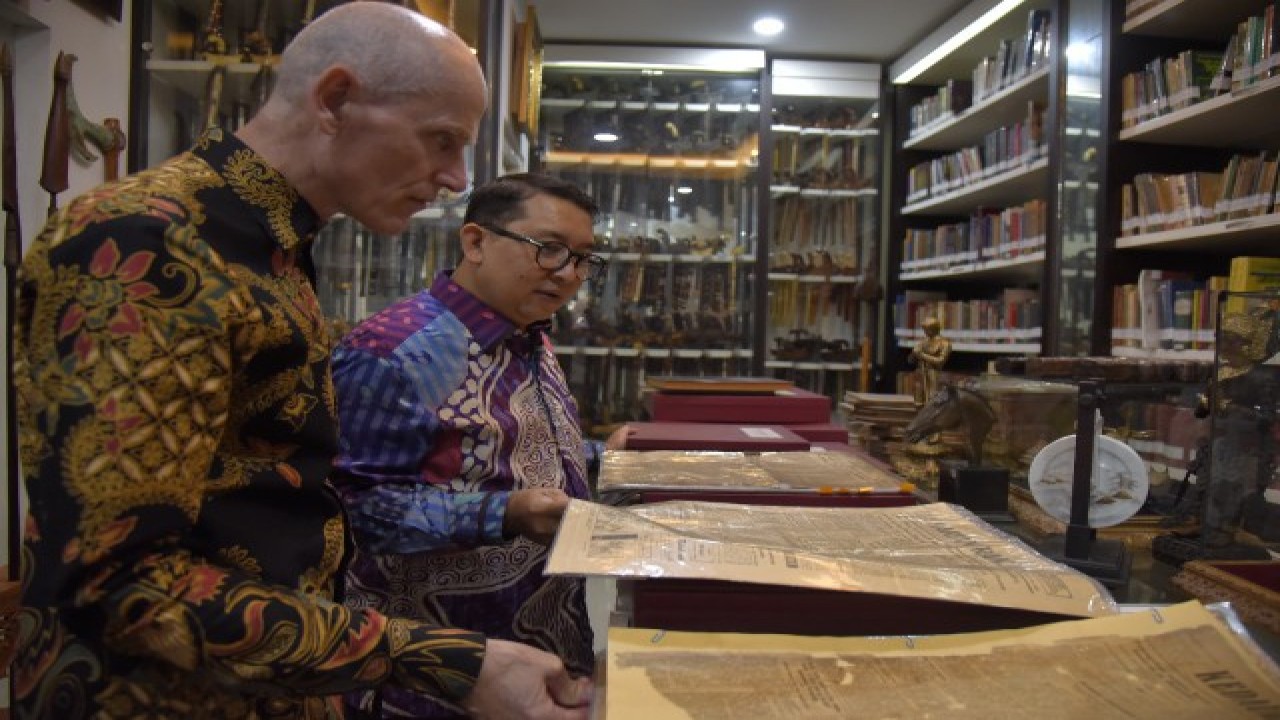 Ketua BKSAP DPR RI Fadli Zon saat menerima kunjungan Duta Besar Belanda untuk Republik Indonesia Mr. Lambertus Christian Grijns di Fadli Zon Library. Foto: Munchen/nr