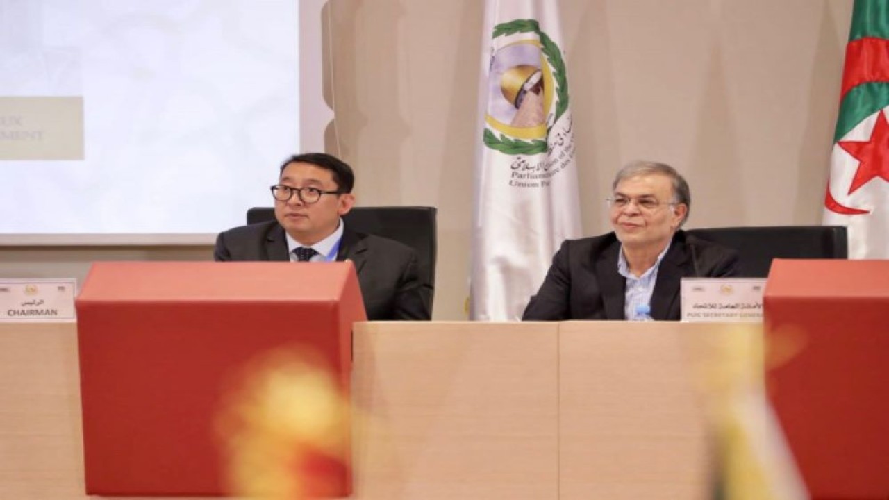 Ketua BKSAP DPR RI Fadli Zon (kiri) saat memimpin Sidang Konsultasi Grup Asia di Forum Parlemen Negara-negara OKI atau Parliamentary Union of OIC (PUIC), Sabtu (28/1/2023). (Ist/nr)