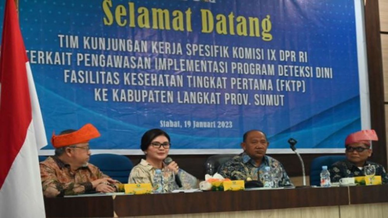 Ketua Komisi IX DPR RI Felly Estelita Runtuwene (dua dari kiri) saat mengikuti Kunjungan Kerja Spesifik Komisi IX di Kabupaten Langkat, Sumatera Utara, Jumat (20/1/2023). (Anne/nr)