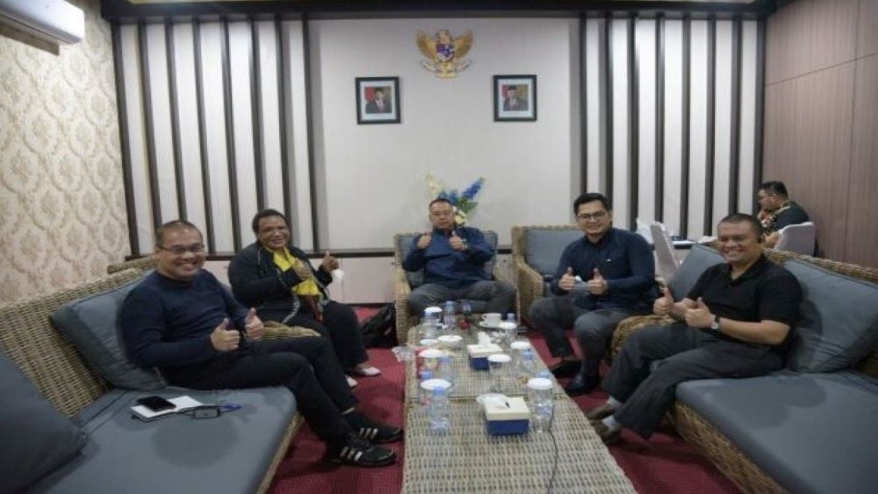 Anggota Komisi VI DPR RI Harris Turino bersama tim saat melakukan Kunjungan Kerja Kota Ternate, Provinsi Maluku Utara, Jumat (27/1/2023). (Chasbi/rni)