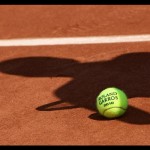 ilustrasi - Bola resmi turnamen tenis dengan bayang-bayang seorang pemain tenis diatas tanah. ANTARA/Shutterstock/pri.-1673585626