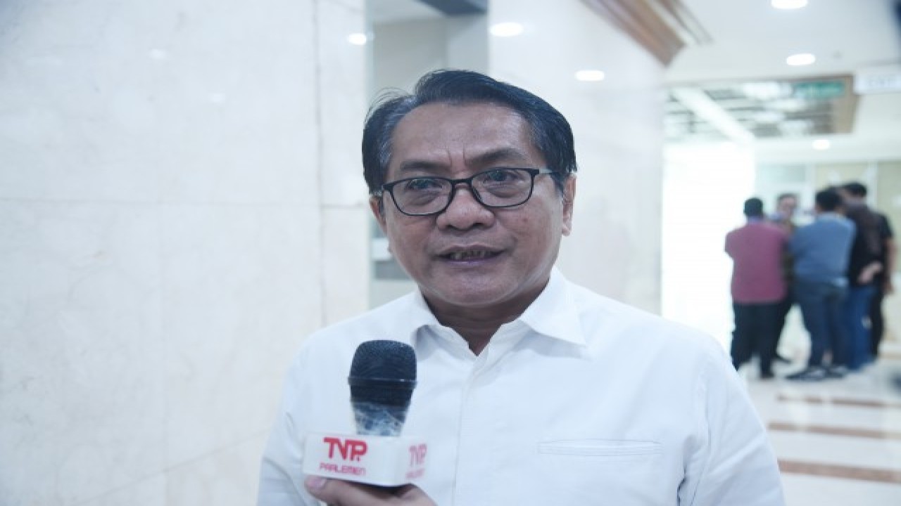 Anggota Komisi VIII DPR RI John Kenedy Azis saat diwawancarai usai Rapat Kerja Komisi VIII DPR RI dengan Menteri Agama di Ruang Rapat Komisi VIII. Foto: Geraldi/nr