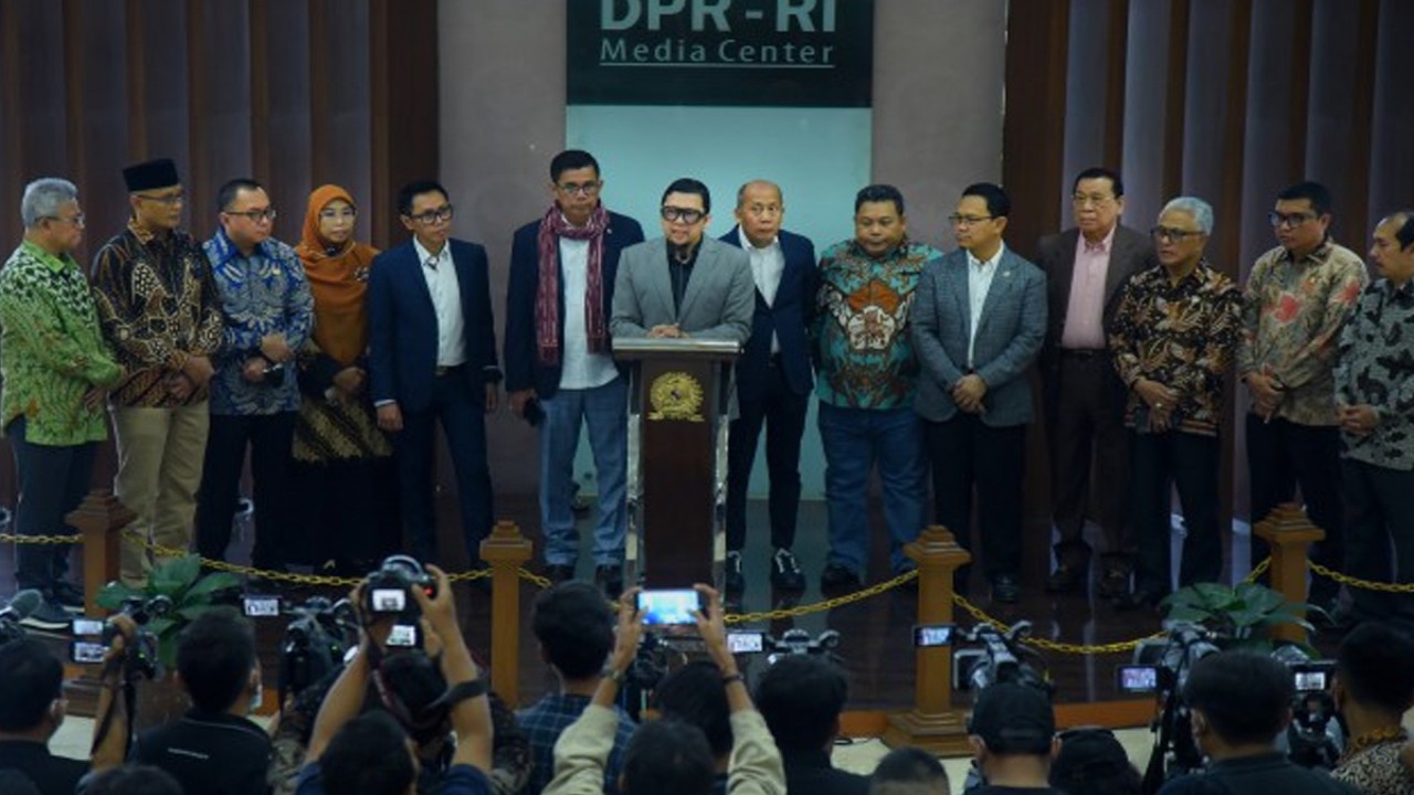 Ketua Komisi II DPR RI Ahmad Doli Kurnia Tandjung bersama Delapan fraksi di DPR RI saat menggelar Konferensi Pers di Gedung Nusantara III, Senayan, Jakarta. Foto: Runi/nr