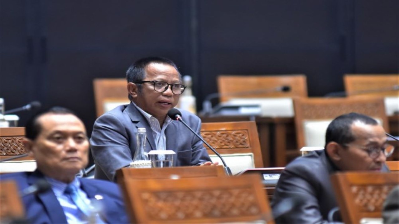 Anggota Komisi VI DPR RI Khilmi dalam interupsinya pada Rapat Paripurna DPR RI DPR RI Ke-14 Masa Persidangan III Tahun Sidang 2022 - 2023 dengan agenda Pidato Ketua DPR RI Pada Pembukaan Masa Persidangan III Tahun Sidang 2022-2023, di Gedung Nusantara II, Senayan, Jakarta, Selasa (10/1/2023). (Jaka/Man)