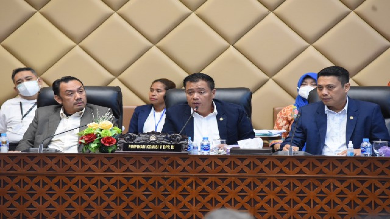 Ketua Komisi V DPR RI Lasarus (tengah) saat rapat kerja Komisi V DPR RI dengan Menteri Perhubungan, Budi Karya Sumadi di ruang rapat Komisi V DPR RI, Senayan, Jakarta, Rabu (18/1/2023). Foto: Arief/nr