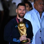 Lionel Messi memegang Tropi Piala Dunia FIFA saat tiba di Bandara Ezeiza International, Buenos Aires, Argentina pada 20 Desember 2022. ANTARA/AFP/LUIS ROBAYO.-1672891779