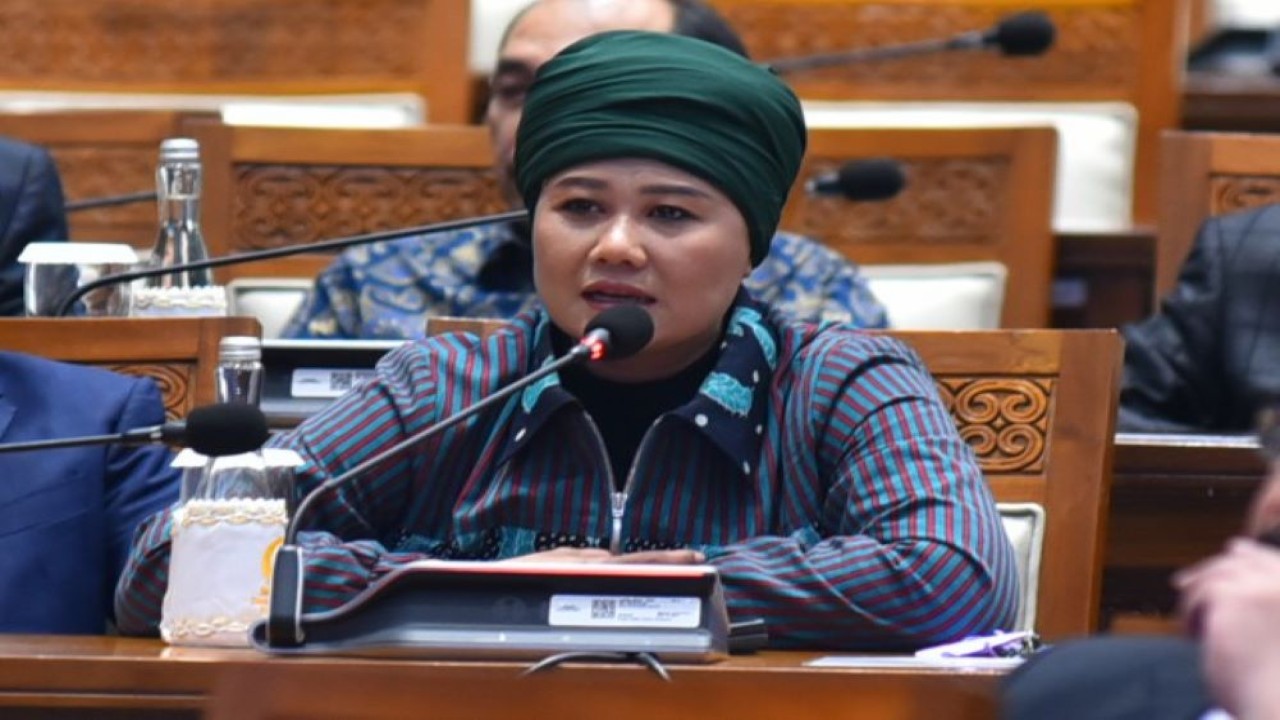 Anggota Badan Legislasi DPR RI Luluk Nur Hamidah saat menyampaikan interupsi dalam Rapat Paripurna DPR RI di Gedung Nusantara II, Jakarta, Selasa (10/1/2023). (Kresno/nr)