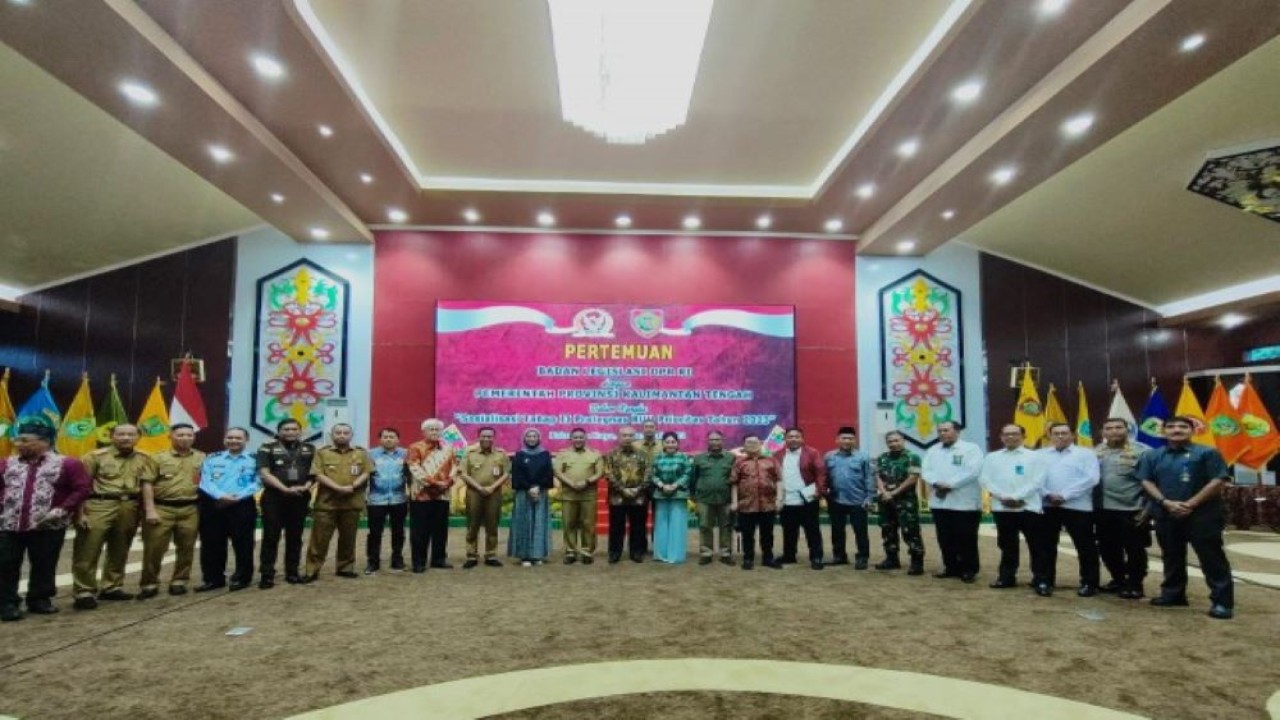 Wakil Ketua Badan Legislasi DPR RI M. Nurdin dalamfoto bersama usai acara sosialisasi Prolegnas di Palangka Raya, Kalimantan Tengah, Senin (30/1/2023). (Ayu/nr)