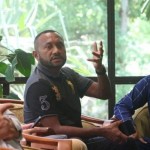 Manajer Persipura Jayapura Yan Permenans Mandenas (tengah) (ANTARA/HO-Media officer Persipura Jayapura)-1672885960