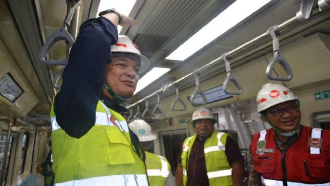 Wakil Ketua Komisi VI DPR RI Martin Manurung saat memimpin Kunjungan Kerja Spesifik Komisi VI DPR RI meninjau kesiapan LRT Jabodebek di Stasiun Harjamukti, Depok, Provinsi Jawa Barat. (Puntho/rni)