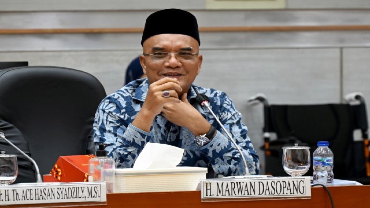 Wakil Ketua Komisi VIII DPR RI Marwan Dasopang saat mengikuti Rapat Panja Komisi VIII DPR RI dengan Ketua KPAI dan Kepala BKKBN. Foto: Mentari/nr