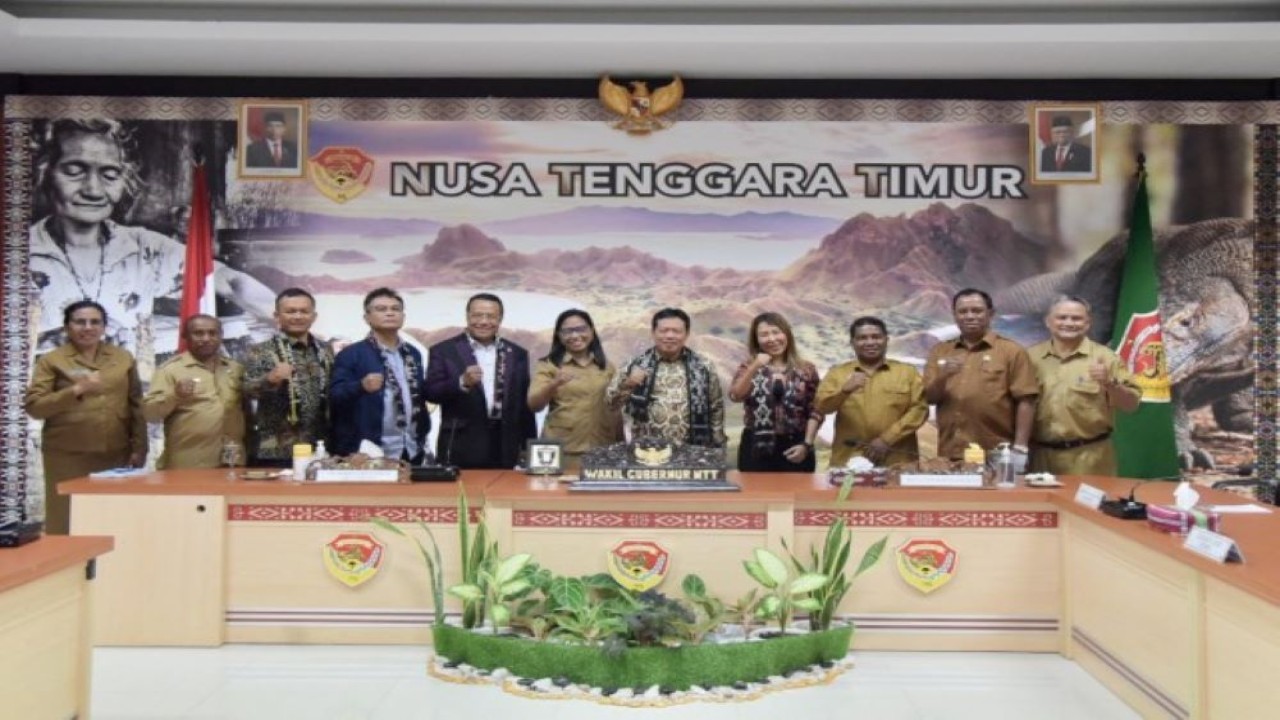 Anggota Baleg DPR RI Mohammad Toha foto bersama usai memimpin Kunjungan Kerja Spesifik Baleg DPR RI ke Provinsi NTT, Senin (30/12022). (Tiara/Man)