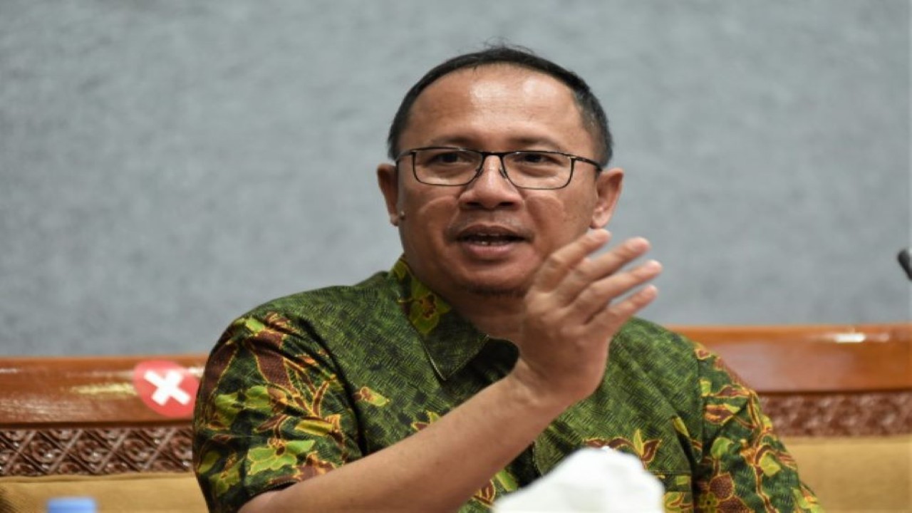 Anggota Komisi X DPR RI Muhamad Nur Purnamasidi dalam Rapat Dengar Pendapat (RDP) dengan Kepala Perpustakaan Nasional Republik Indonesia, di Gedung Nusantara I, Senayan, Jakarta, Rabu (11/1/2023). (Devi/Man)