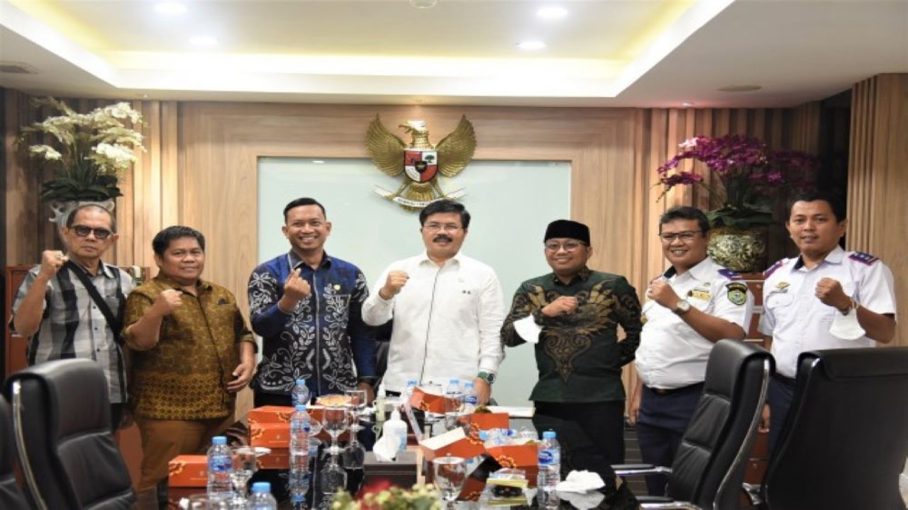 Anggota Komisi V DPR RI Muhammad Aras foto bersama usai menerima audiensi dari jajaran DPRD Kabupaten Barru, Sulawesi Selatan di Gedung Nusantara II, Senayan, Jakarta, Kamis (26/1/2023). (Arief/Man)