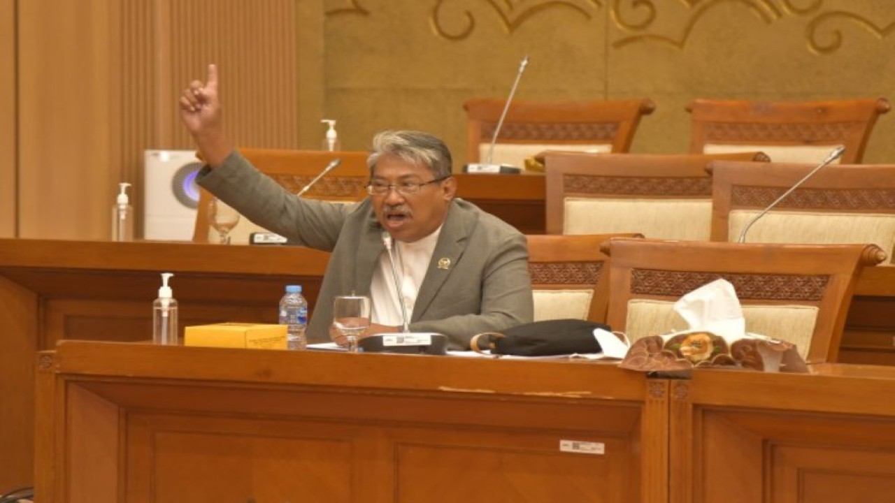Anggota Komisi VII DPR RI Mulyanto saat mengikuti Rapat Dengan Pendapat Komisi VII DPR dengan Kepala BRIN Laksana Tri Handoko, di Gedung Parlemen, Jakarta, Senin (30/1/2023). (Munchen/nr)