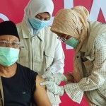 Nakes sedang menyuntikkan vaksin booster kedua covid-19/ist-1674293504